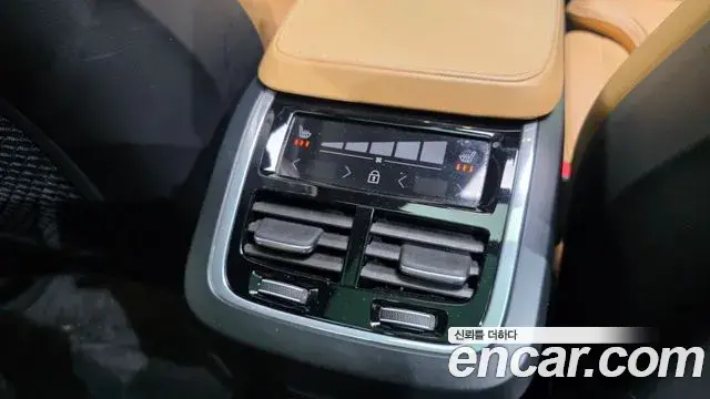 Volvo XC90 2018 — ფოტო 38/38