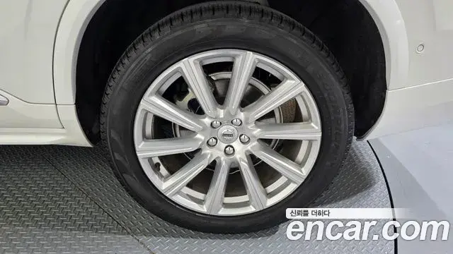 Volvo XC90 2018 — ფოტო 34/38
