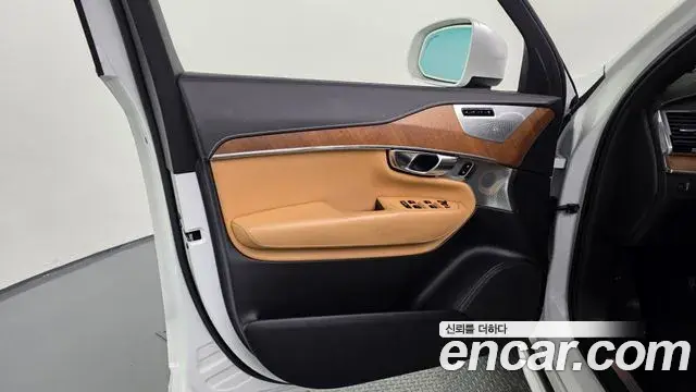 Volvo XC90 2018 — ფოტო 36/38