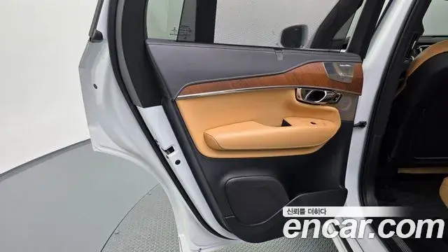 Volvo XC90 2018 — ფოტო 37/38