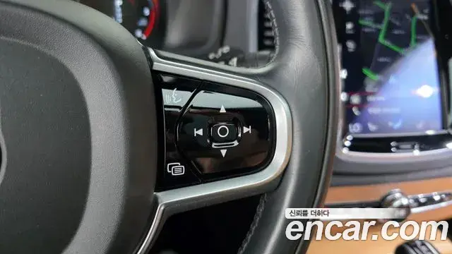 Volvo XC90 2018 — ფოტო 25/38