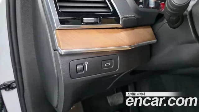 Volvo XC90 2018 — ფოტო 29/38