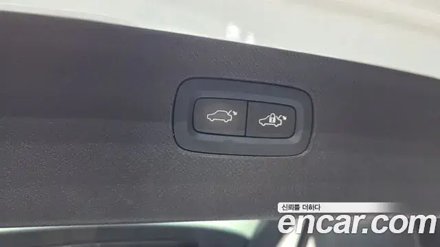 Volvo XC90 2018 — ფოტო 31/38