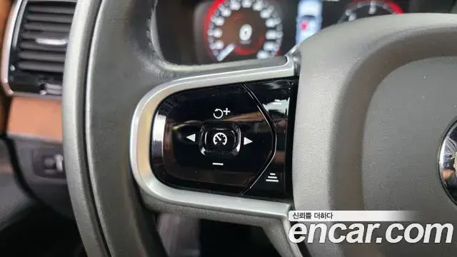 Volvo XC90 2018 — ფოტო 10/38