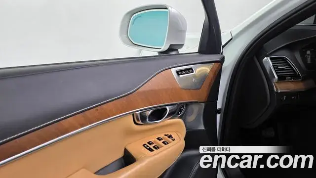 Volvo XC90 2018 — ფოტო 14/38
