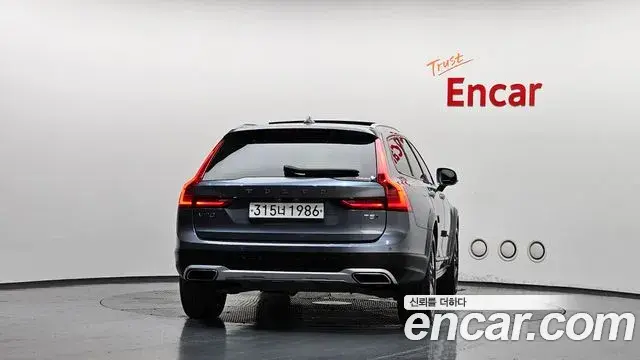 Volvo V90 Cross Country 2020 — Photo 29/36