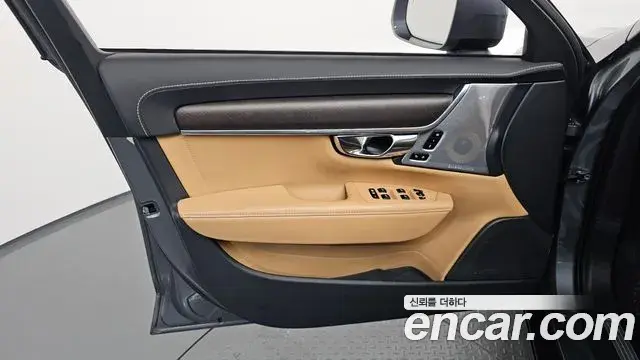 Volvo V90 Cross Country 2020 — Photo 2/36