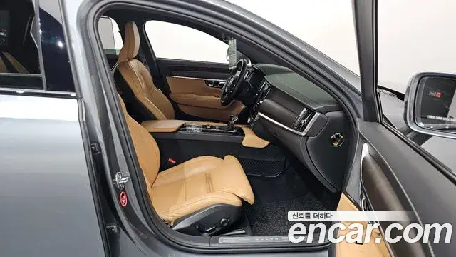 Volvo V90 Cross Country 2020 — Photo 24/36