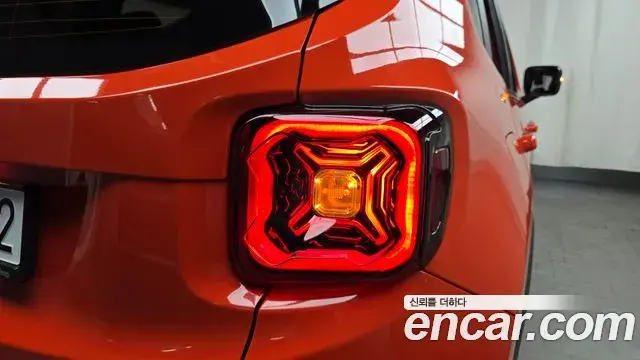 Jeep Renegade 2021 — ფოტო 28/31