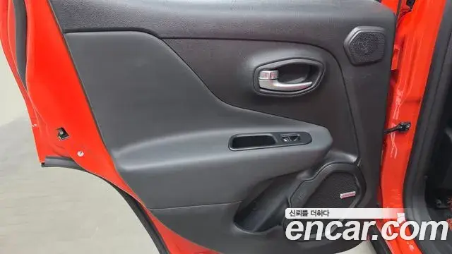 Jeep Renegade 2021 — ფოტო 17/31
