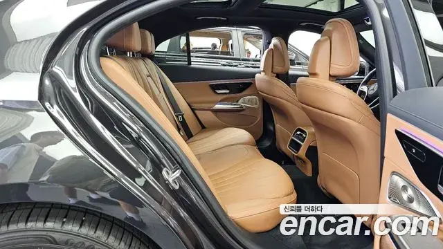 Mercedes-Benz E-Class 2024 — Photo 17/32