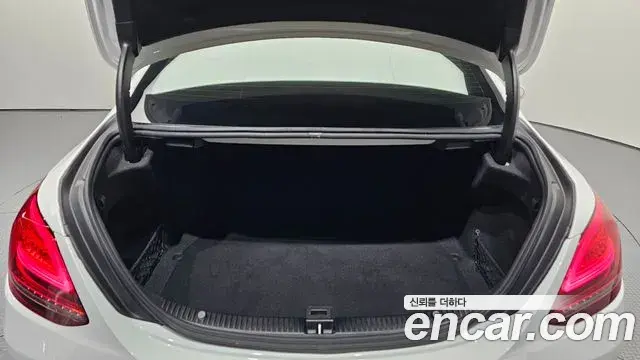 Mercedes-Benz C-Class 2020 — Photo 9/20