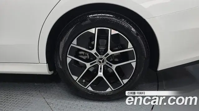 Mercedes-Benz E-Class 2025 — ფოტო 17/32