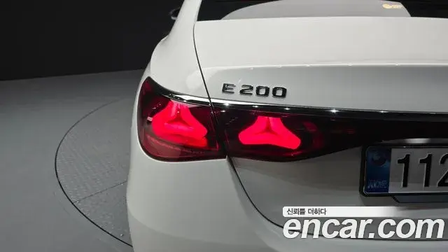 Mercedes-Benz E-Class 2025 — ფოტო 24/32