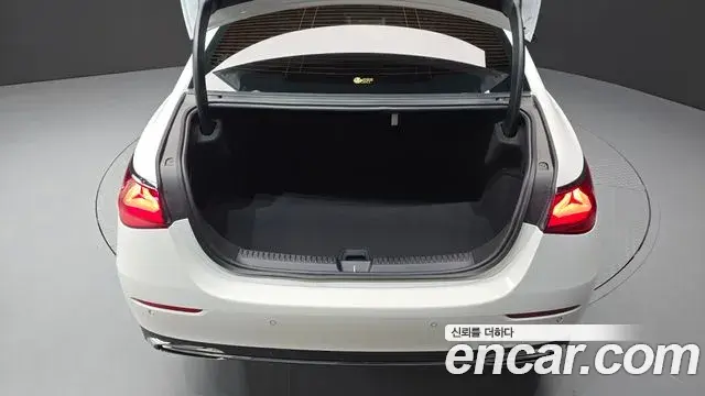 Mercedes-Benz E-Class 2025 — ფოტო 29/32
