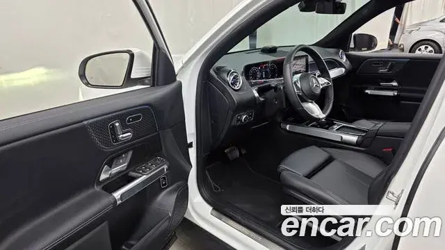 Mercedes-Benz GLB-Class 2024 — Фото 10/20