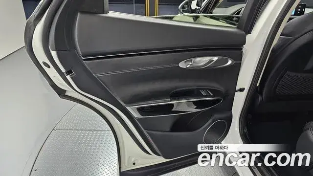 Genesis GV70 2021 — Şəkil 28/34