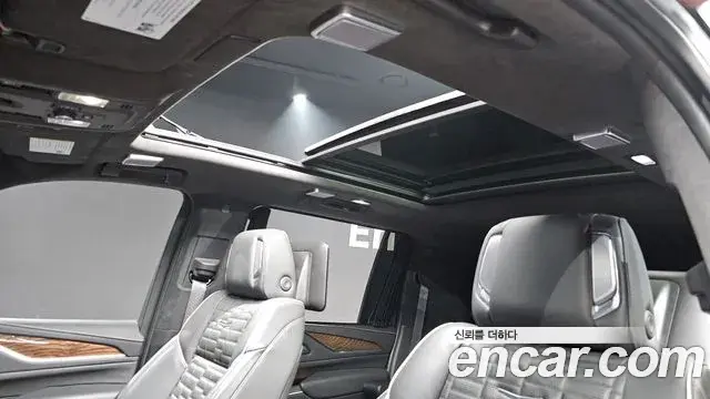 Cadillac Escalade 2023 — Photo 34/35