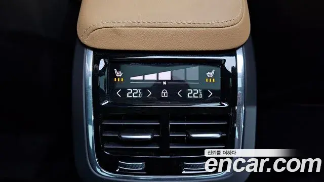 Volvo XC60 2023 — Şəkil 9/20