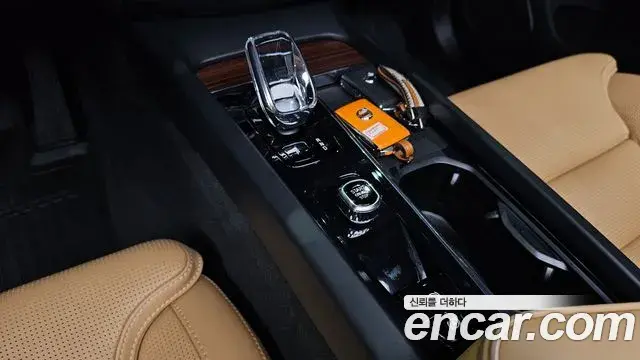Volvo XC60 2023 — Şəkil 25/30
