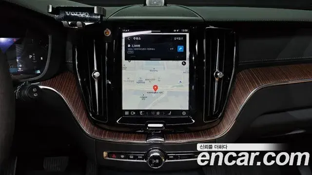 Volvo XC60 2023 — Şəkil 17/30