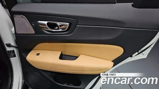 Volvo XC60 2023 — Şəkil 13/30