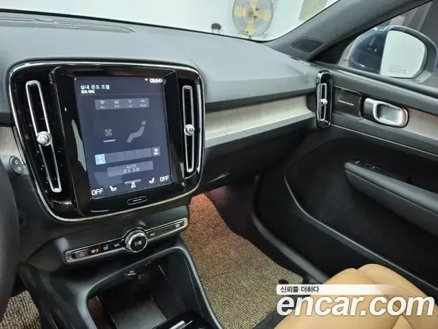 Volvo XC40 2020 — Фото 8/20