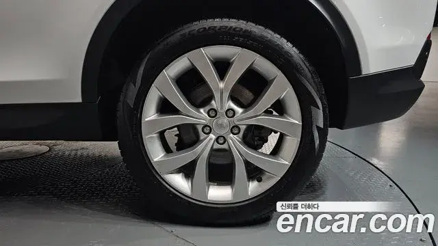 Land Rover Discovery Sport 2023 — Photo 30/37