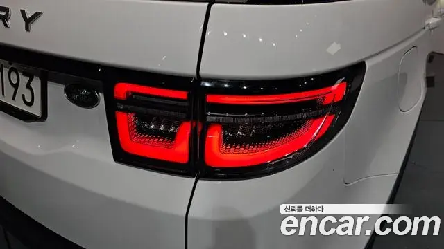 Land Rover Discovery Sport 2023 — Photo 8/37