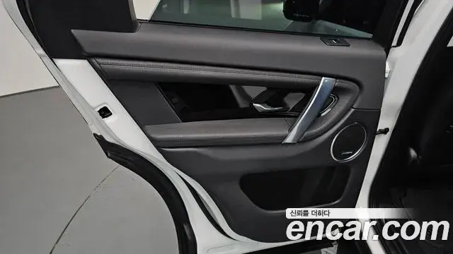 Land Rover Discovery Sport 2023 — Photo 33/37