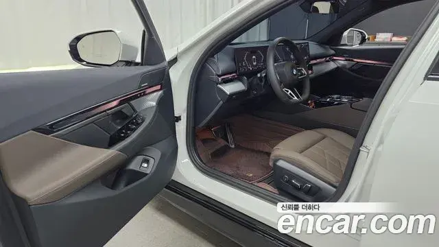 BMW 5 Series 2025 — ფოტო 20/33