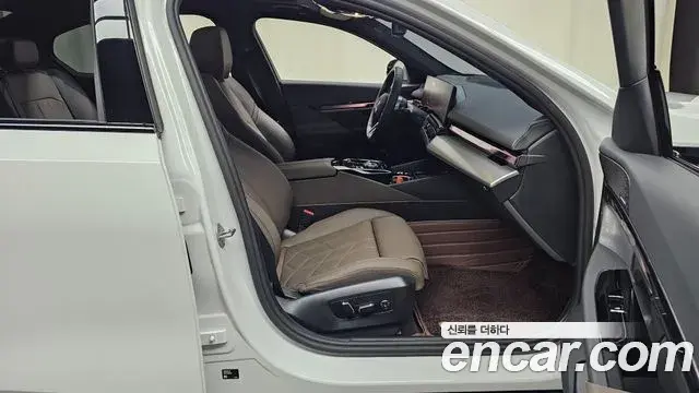 BMW 5 Series 2025 — ფოტო 13/33