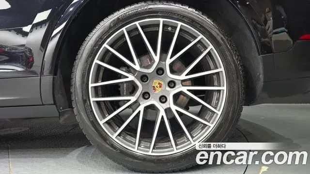 Porsche Cayenne 2020 — ფოტო 19/32