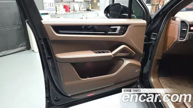 Porsche Cayenne 2020 — ფოტო 14/32