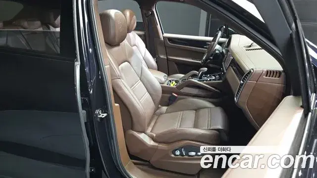 Porsche Cayenne 2020 — ფოტო 7/32