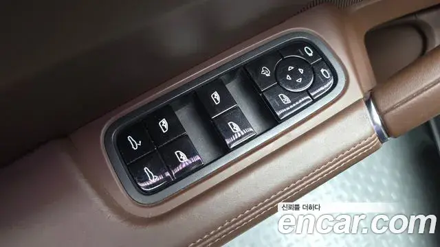 Porsche Cayenne 2020 — ფოტო 29/32