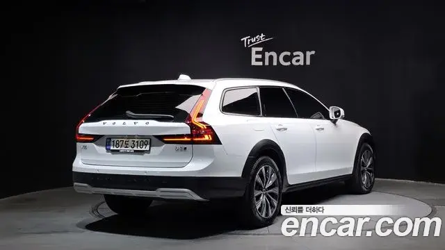 Volvo V90 Cross Country 2023 — Фото 2/20