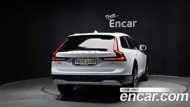 Volvo V90 Cross Country 2023 — Фото 4/20