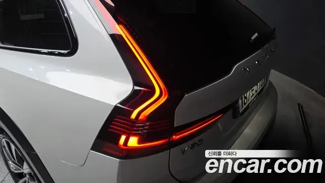 Volvo V90 Cross Country 2023 — Photo 19/31