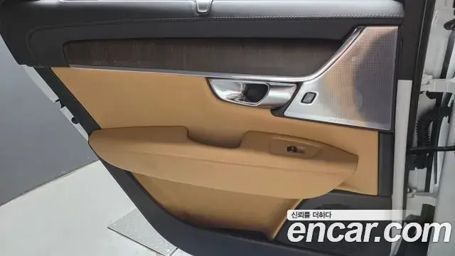 Volvo V90 Cross Country 2023 — Photo 24/31