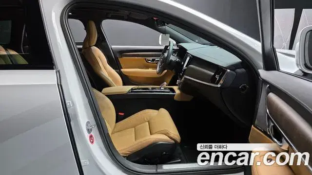 Volvo V90 Cross Country 2023 — Photo 4/31
