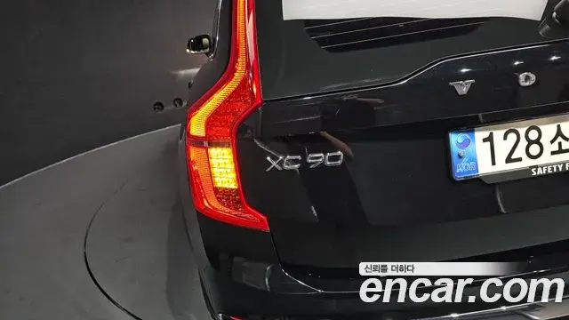 Volvo XC90 2023 — Photo 20/31
