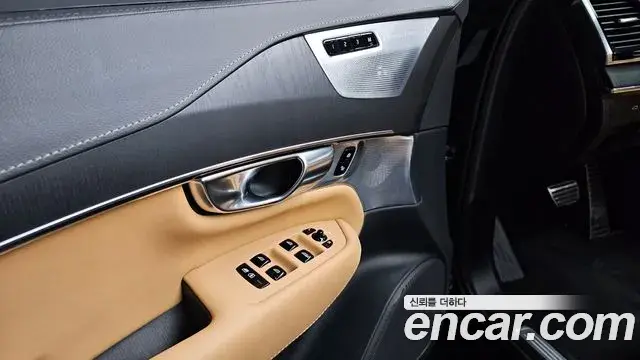 Volvo XC90 2023 — Photo 21/31