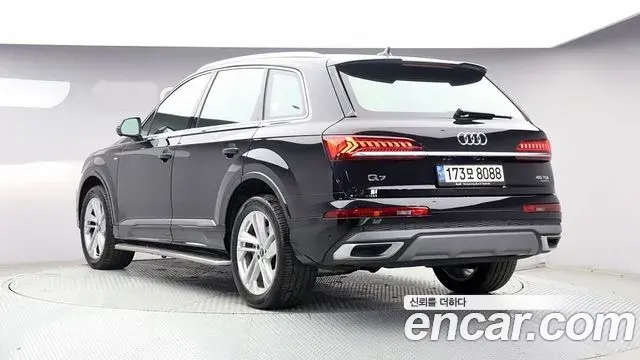 Audi Q7 2021 — ფოტო 14/20