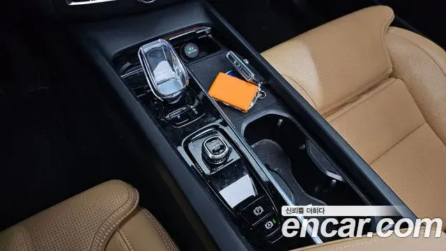 Volvo XC60 2022 — Фото 9/20