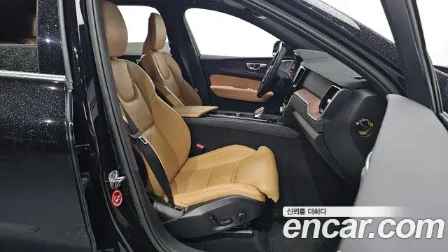 Volvo XC60 2022 — Фото 10/20