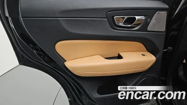 Volvo XC60 2022 — Şəkil 27/37