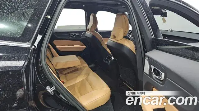 Volvo XC60 2022 — Şəkil 13/37