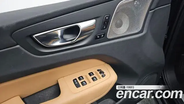 Volvo XC60 2022 — Şəkil 16/37