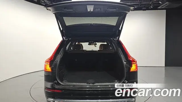 Volvo XC60 2022 — Şəkil 33/37